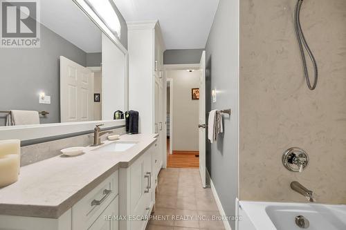 221 Mackenzie Crescent, Haldimand, ON - Indoor Photo Showing Bathroom