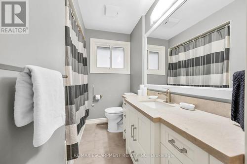 221 Mackenzie Crescent, Haldimand, ON - Indoor Photo Showing Bathroom