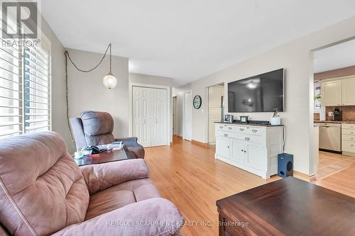 221 Mackenzie Crescent, Haldimand, ON - Indoor Photo Showing Living Room