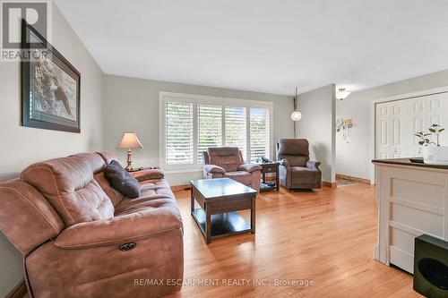 221 Mackenzie Crescent, Haldimand, ON - Indoor Photo Showing Living Room