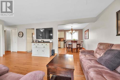 221 Mackenzie Crescent, Haldimand, ON - Indoor Photo Showing Living Room