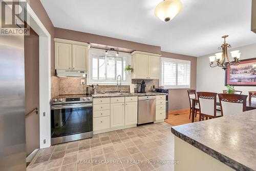 221 Mackenzie Crescent, Haldimand, ON - Indoor Photo Showing Kitchen