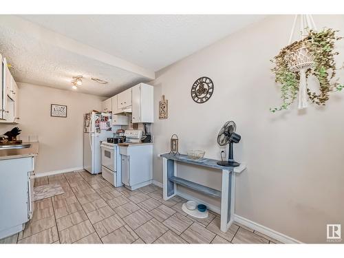 9E Clareview Vg Nw, Edmonton, AB - Indoor Photo Showing Kitchen