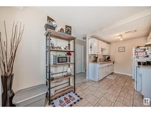 9E Clareview Vg Nw, Edmonton, AB - Indoor Photo Showing Kitchen