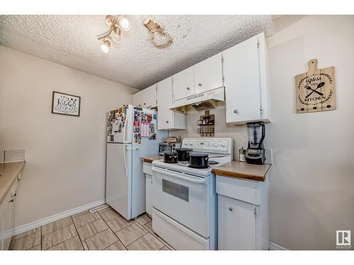 9E Clareview Vg Nw, Edmonton, AB - Indoor Photo Showing Kitchen