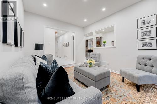 779 Best Circle, Newmarket, ON - Indoor Photo Showing Living Room