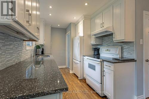 315 Bloxam Avenue, London, ON - Indoor Photo Showing Kitchen