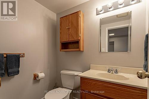 315 Bloxam Avenue, London, ON - Indoor Photo Showing Bathroom