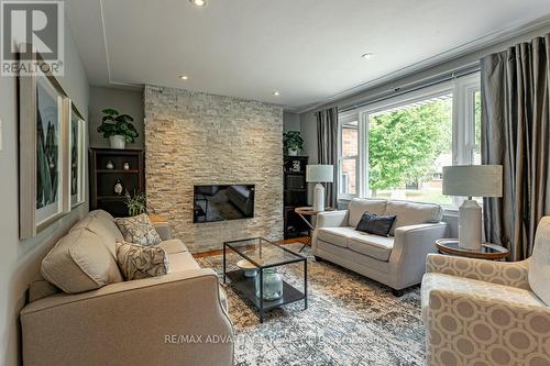 315 Bloxam Avenue, London, ON - Indoor Photo Showing Living Room With Fireplace