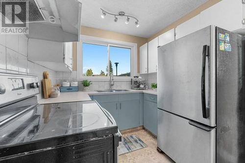 26, 740 Bracewood Drive Sw, Calgary, AB - Indoor Photo Showing Kitchen With Double Sink