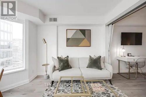 2910 - 155 Yorkville Avenue, Toronto, ON - Indoor Photo Showing Living Room