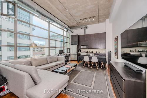 403 - 637 Lake Shore Boulevard W, Toronto, ON - Indoor Photo Showing Living Room