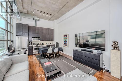 403 - 637 Lake Shore Boulevard W, Toronto, ON - Indoor Photo Showing Living Room