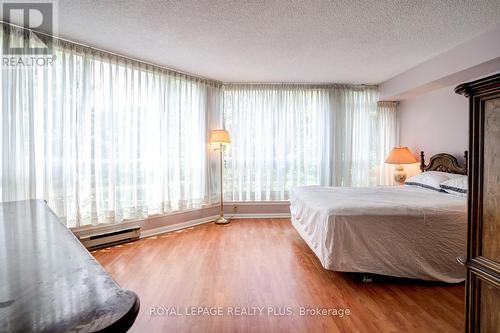 211 - 45 Kingsbridge Garden Circle, Mississauga, ON - Indoor Photo Showing Bedroom