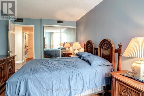 211 - 45 Kingsbridge Garden Circle, Mississauga, ON - Indoor Photo Showing Bedroom