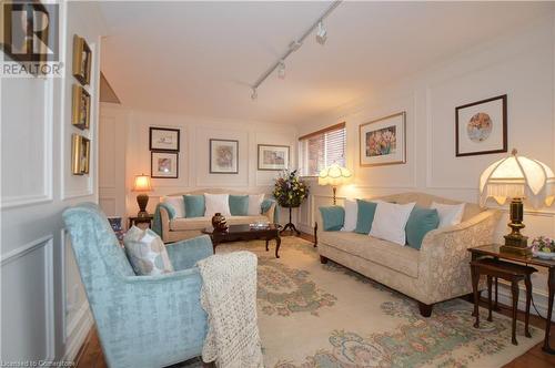 1564 Kerns Road Unit# 1, Burlington, ON - Indoor Photo Showing Living Room