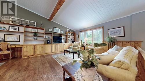 62 Jasper Drive, Kawartha Lakes, ON - Indoor Photo Showing Living Room