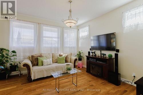 808 Prince Of Wales Drive, Cobourg, ON - Indoor Photo Showing Living Room