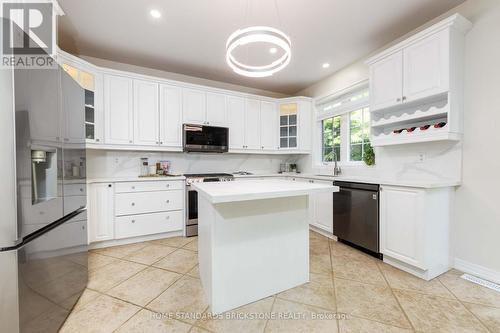 27 Couture Gardens, Vaughan, ON - Indoor Photo Showing Kitchen