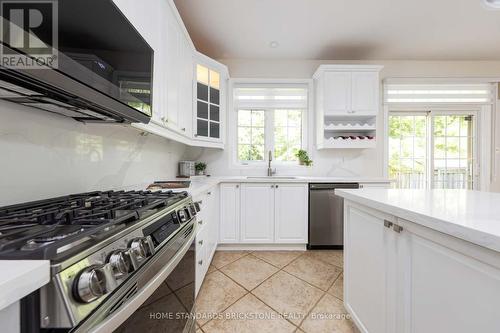 27 Couture Gardens, Vaughan, ON - Indoor Photo Showing Kitchen With Upgraded Kitchen