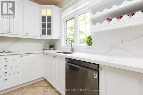 27 Couture Gardens, Vaughan, ON - Indoor Photo Showing Kitchen