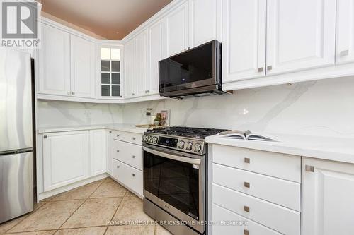 27 Couture Gardens, Vaughan, ON - Indoor Photo Showing Kitchen