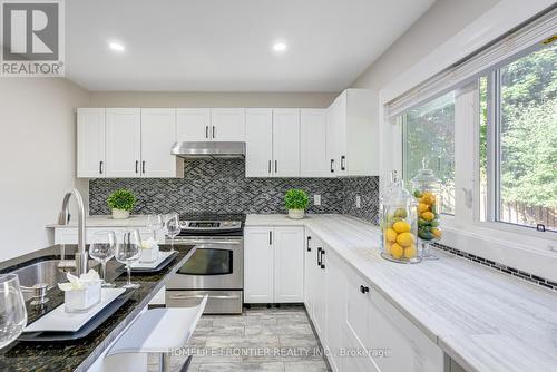 270 Yorkshire Drive, Newmarket, ON - Indoor Photo Showing Kitchen With Upgraded Kitchen