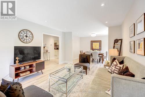 270 Yorkshire Drive, Newmarket, ON - Indoor Photo Showing Living Room