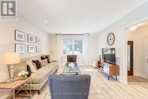 270 Yorkshire Drive, Newmarket, ON - Indoor Photo Showing Living Room