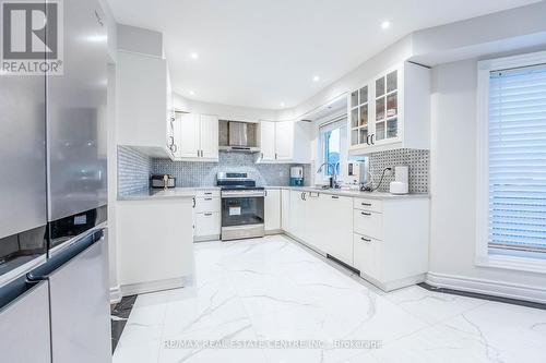 5202 Buttermill Court, Mississauga, ON - Indoor Photo Showing Kitchen With Upgraded Kitchen