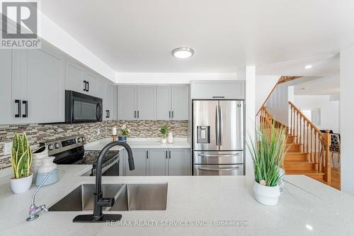 22 Roxton Crescent, Brampton, ON - Indoor Photo Showing Kitchen With Double Sink With Upgraded Kitchen