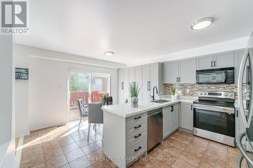 22 Roxton Crescent, Brampton, ON - Indoor Photo Showing Kitchen With Double Sink With Upgraded Kitchen