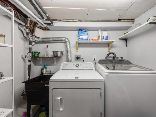 Salle de lavage - 2020 Av. De Melrose, Montréal (Côte-Des-Neiges/Notre-Dame-De-Grâce), QC - Indoor Photo Showing Laundry Room