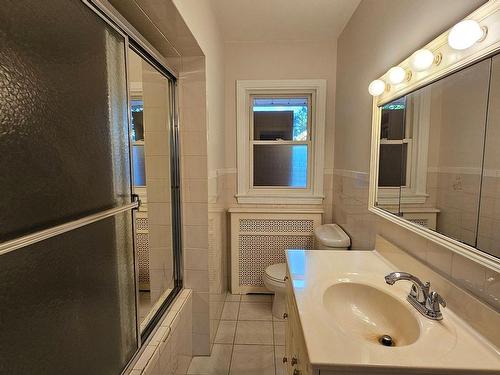 Upper-964 King Rd, Burlington, ON - Indoor Photo Showing Bathroom