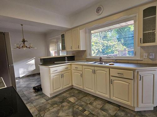 Upper-964 King Rd, Burlington, ON - Indoor Photo Showing Kitchen With Double Sink