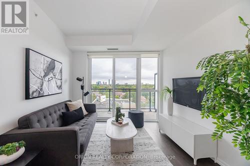 914 - 3237 Bayview Avenue, Toronto, ON - Indoor Photo Showing Living Room