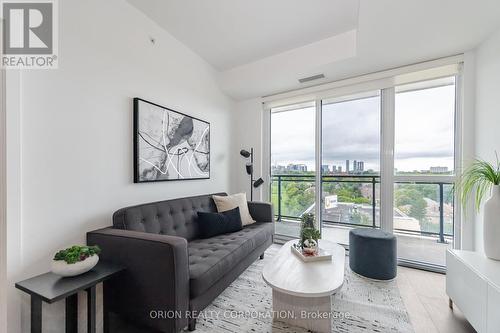 914 - 3237 Bayview Avenue, Toronto, ON - Indoor Photo Showing Living Room