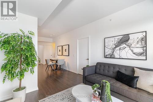 914 - 3237 Bayview Avenue, Toronto, ON - Indoor Photo Showing Living Room