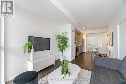 914 - 3237 Bayview Avenue, Toronto, ON - Indoor Photo Showing Living Room