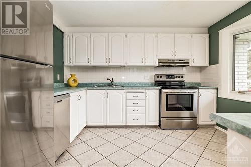 10 Lindhurst Crescent, Ottawa, ON - Indoor Photo Showing Kitchen