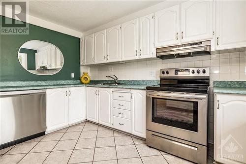 10 Lindhurst Crescent, Ottawa, ON - Indoor Photo Showing Kitchen