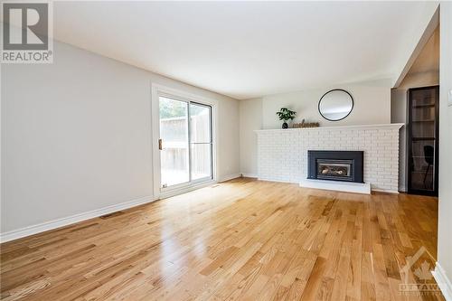 10 Lindhurst Crescent, Ottawa, ON - Indoor Photo Showing Living Room With Fireplace