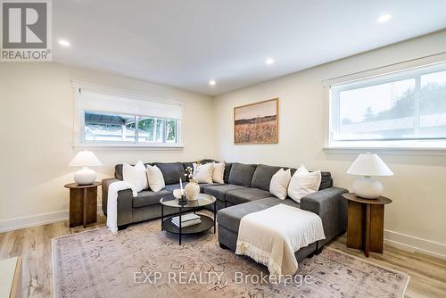 7 Lambs Lane, Clarington (Bowmanville), ON - Indoor Photo Showing Living Room