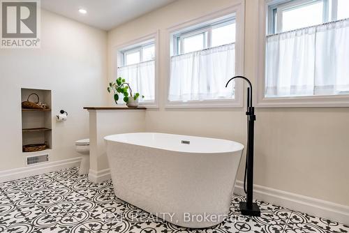 7 Lambs Lane, Clarington (Bowmanville), ON - Indoor Photo Showing Bathroom