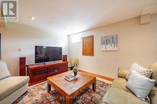 60 Clarke Street, Whitchurch-Stouffville, ON - Indoor Photo Showing Living Room