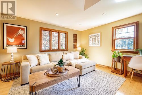 60 Clarke Street, Whitchurch-Stouffville, ON - Indoor Photo Showing Living Room