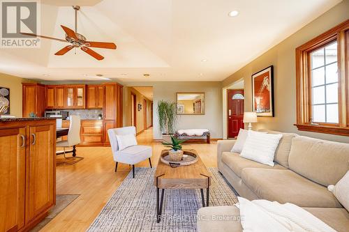 60 Clarke Street, Whitchurch-Stouffville, ON - Indoor Photo Showing Living Room