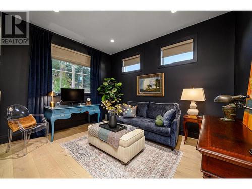 101 Diamond Way, Vernon, BC - Indoor Photo Showing Living Room