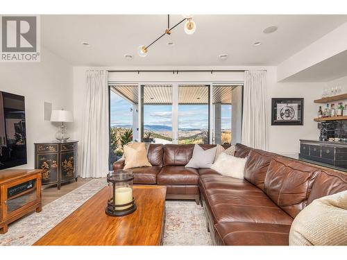 101 Diamond Way, Vernon, BC - Indoor Photo Showing Living Room