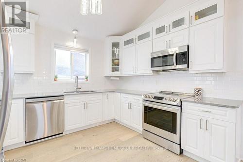 8 Hayward Crescent, Guelph, ON - Indoor Photo Showing Kitchen With Upgraded Kitchen